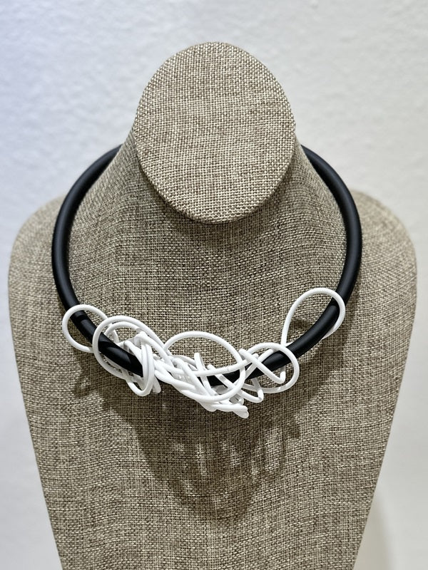 Frank Ideas - Tangled O's necklace: White